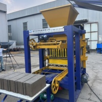 Machine automatique de fabrication de blocs de béton QT4-24 avec moules multiples