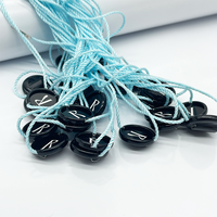 Étiquette suspendue personnalisée de luxe écologique en tissu avec logo gaufré, cordon de polyester avec fermoir, couleur personnalisée pour étiquettes de vêtements, scellé en plastique