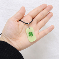 Pendentif spécimen de plante séchée multi-styles Charms Green Lucky Four Leaf Clover Glow Necklace