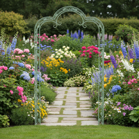 Arche d'entrée extérieure coupe-vent de style victorien avec fleurs, pergola de jardin avec portail pour allée d'accès