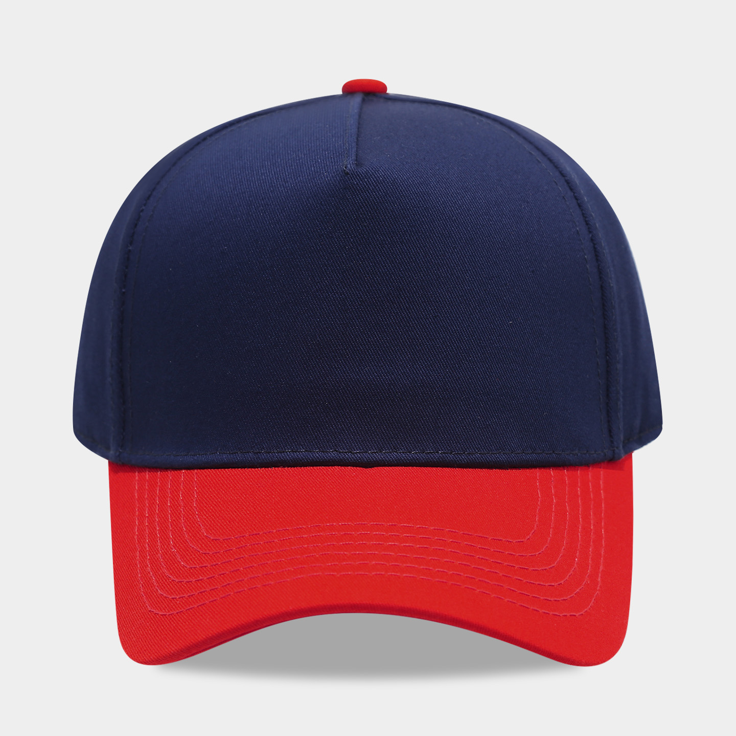Bleu marine avec des bords rouges.