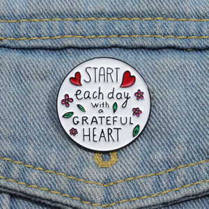 Commencez chaque jour avec un coeur reconnaissant broche émail broches personnalisé inspirant <span class=keywords><strong>proverbe</strong></span> insigne épinglette bijoux cadeau pour les amis - Product Image 3