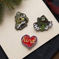 Broches en métal émaillé personnalisées, badges créatifs en émail souple, broches plaquées noires pour vêtements, accessoires de sac, badges de revers OEM ODM