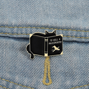 Untuk membunuh burung mokasik terinspirasi Pin Enamel hitam buku kucing bros tema Lapel lencana hewan perhiasan hadiah grosir - Product Image 1