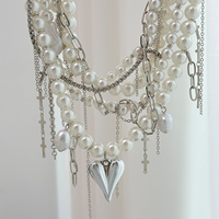 Collier ras du cou fantaisie pour femme avec pendentifs cœur/croix multicouches exagérés, perles imitées et pompons, accessoires de mode pour soirée