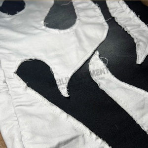 Pantalon évasé en coton personnalisé pour homme, avec broderie effet flamme et patch appliqué, style survêtement évasé pour homme - Product Image 5