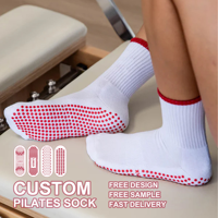 Chaussettes de Pilates pour femmes en coton antidérapantes avec design OEM personnalisé, volants en coton, logo brodé, antidérapantes pour le yoga et le Pilates
