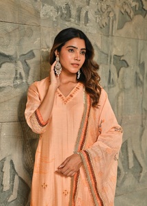 ชุดคุรตะผ้าไหมปักลายดอกไม้ด้วยมือแบบเรชม พร้อมผ้าคลุมไหล่ ลายพานาเช่ พีช ซารี - คารี แอนด์ ฟูล  ลดราคาพิเศษ - Product Image 2