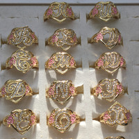 Qiuhan OEM Personnalité A-Z Lettre Femmes Fleur Coeur Réglable Zircone Personnalisé Initiale Émail Anneau