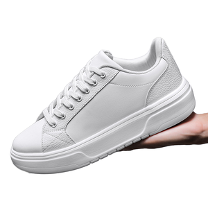 Chaussures décontractées pour hommes, blanches, à lacets, semelle plate, confortables, tendance, dessus en cuir artificiel, doublure en mesh, semelle extérieure en EVA - Product Image 1