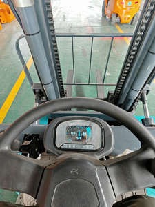 Chariot élévateur diesel Xingzhou 5-7 tonnes 4x4 avec cabine FOPS/ROPS, pneus pleins et mât à deux/trois étages pour ateliers et matériaux de construction - Product Image 4