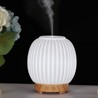 Diffuseur d'arômes en céramique côtelée verticale, humidificateur ultrasonique à base de bois, veilleuse LED chaude, vente en gros pour la maison, logo personnalisé