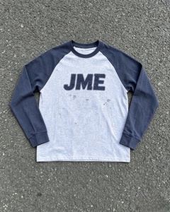 เสื้อยืดแขนยาวผู้ชาย JME สีเทา-น้ำเงินกรมท่า คอกลม ผ้าคอตตอนเจอร์ซีย์ สไตล์ลำลอง พิมพ์ลายตัวอักษร โลโก้ด้านหน้า ทรงปกติ - Product Image 1