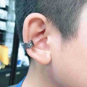 Yunnique – boucles d'oreilles géométriques à clipser en acier titane, design ondulé pour hommes et femmes, sans perçage, bijoux à la mode - Product Image 1
