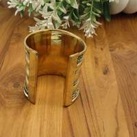 Brazalete Boho Dorado Ancho con Diseño Impresionante |   Brazalete Ajustable de Latón con Diseño Geométrico |   Joyería Vintage Unisex para Fiestas y Eventos