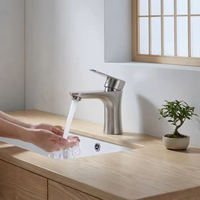 Robinet de lavabo mural moderne en laiton avec finition chromée, poignée unique et cartouche céramique pour hôtels