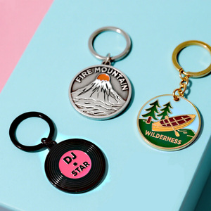Portachiavi Ricordo di Laurea con Anno di Laurea Personalizzato ed Emblema Scolastico - Souvenir Prezioso per Ricordare i Giorni di Scuola - Product Image 2