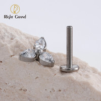 Anting-anting titanium CZ bentuk tetesan air mata 3 kelopak bunga, tren pernikahan dan tunangan, untuk tragus, tulang rawan, helix, dan labret.