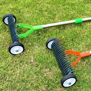 Rouleau désherbeur et décompacteur de sol pour pelouse et jardin avec roues - Product Image 3