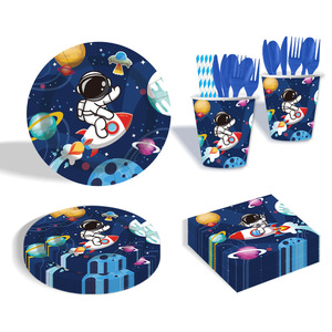 Ensemble de vaisselle jetable sur le thème de l'espace - Fournitures pour fête d'anniversaire d'enfants avec bannière, assiettes, gobelets, pailles et nappe - Product Image 3