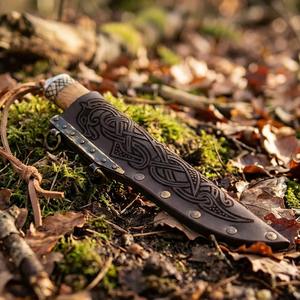 มีดทำมือสไตล์ไวกิ้งสำหรับตั้งแคมป์ ใบมีดเหล็กกล้าคาร์บอนสูง 8.5 นิ้ว สไตล์ยุคกลางนอร์ส ของขวัญ EDC ด้ามไม้แกะสลัก พร้อมปลอกหนัง - Product Image 6