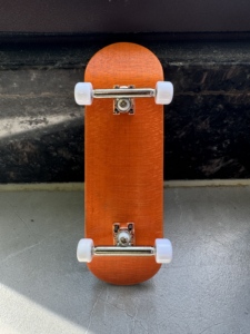 Mini fingerboard en bois personnalisé de qualité supérieure, planche de skateboard à technologie professionnelle avec trucks mono-axe - Product Image 3