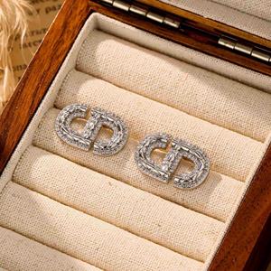 Boucles d'oreilles clous en zircon plaqué or, style géométrique, luxe léger, haut de gamme, tempérament français, tendance, simples, polyvalentes, exquises et de niche - Product Image 6