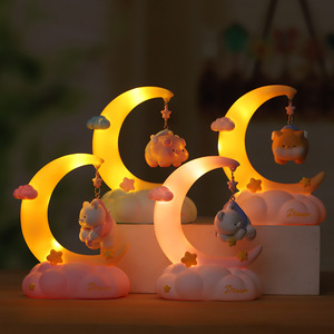 Luz nocturna de cuento de hadas con forma de luna, adorno de resina, LED, alimentado por USB, regalo creativo para decoración de dormitorio - Product Image 2