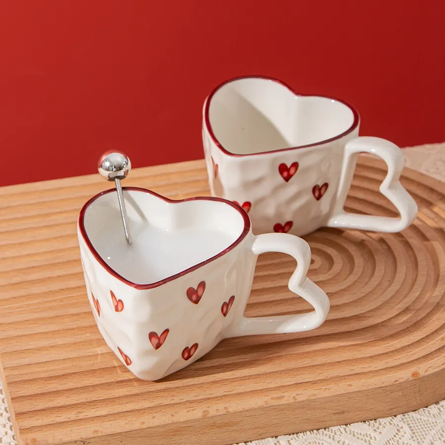 Caneca de café com leite de cerâmica com alça de coração criativa caneca de amor pintada à mão com design personalizado