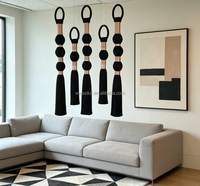 Décoration murale verticale moderne et glamour avec pompons, pompon en soie noire avec ruban champagne et rose poudré, accessoire mural pour la maison