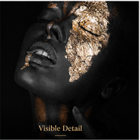 Impression sur toile de visage féminin sombre avec masque texturé doré et yeux bleus pour la décoration murale intérieure de luxe de la chambre à coucher et du dressing