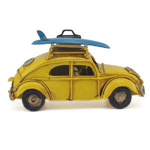 Modèle rétro miniature de <span class=keywords><strong>voiture</strong></span> ancienne artisanale jaune avec skateboard, accessoires créatifs pour la maison, ornements en fer, modèle métallique décoratif - Product Image 6