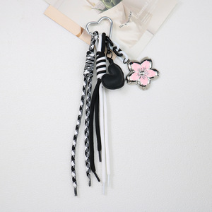Porte-clés de luxe en cuir PU avec breloques florales, pompons et corde tressée, accessoire pour sac à main femme - Product Image 3