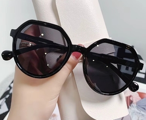 แว่นกันแดดทรงสี่เหลี่ยมเล็ก รุ่นย้อนยุคทันสมัยสำหรับผู้หญิง ป้องกันรังสียูวี 400 สไตล์เกาหลี สีน้ำตาลและขาว กรอบเต็ม เหมาะสำหรับใบหน้าขนาดเล็ก - Product Image 3