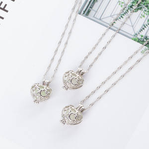 Commercio all'ingrosso di fabbrica Glow in the Dark Halloween Luminous Bead Heart Five Circles ciondolo Night Lights collana di donne - Product Image 5