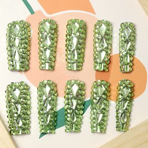 Vente en gros d'ongles artificiels en acrylique faits à la main, longs, en forme de cercueil, à couverture complète, design 3D, avec strass, personnalisables - Product Image 2