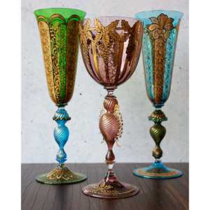 Mouettes colorées et décoration dorée sur des verres à boire de collection - Product Image 1