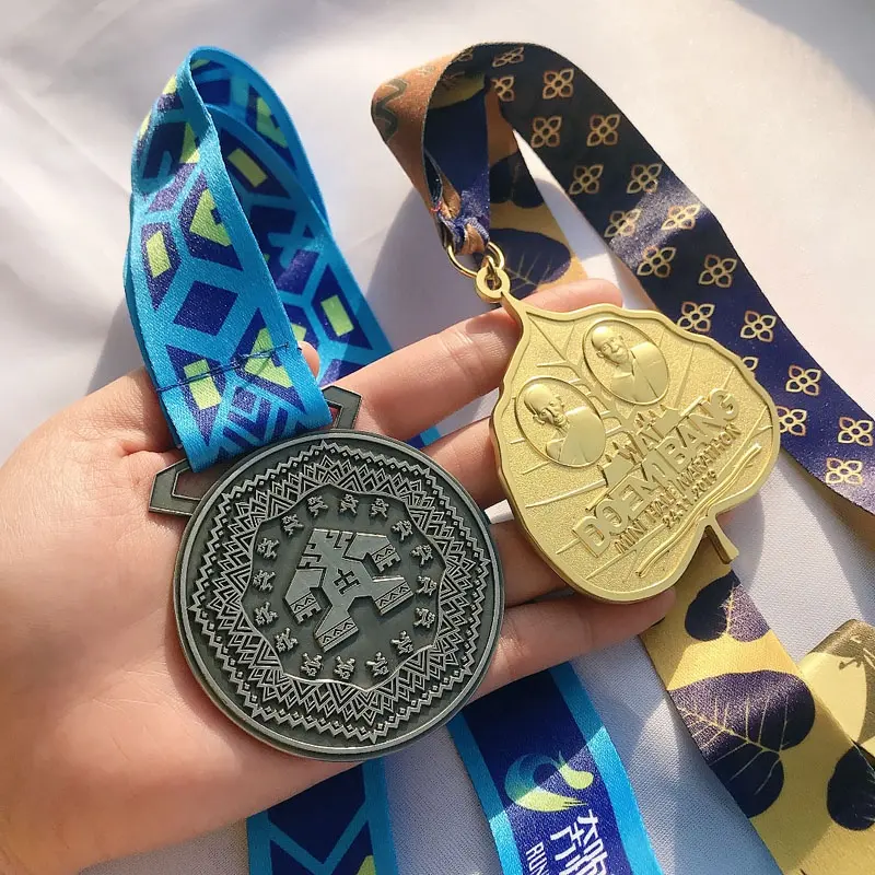 Run Finisher YIBAO Opp Bag Medalla Logotipo personalizado Impresión 3D o 2D Trofeos Ventas al por mayor 2023 Medalla y placas deportivas de metal de bajo precio