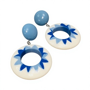 Boucles d'oreilles créoles en résine acrylique rouge et noire de qualité supérieure pour femme, designs géométriques uniques, bijoux fantaisie en résine pour femme - Product Image 6