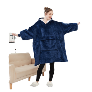Couverture à capuche portable de grande taille Couverture à capuche avec logo personnalisé pour adultes Couverture TV surdimensionnée Sherpa avec manches - Product Image 1