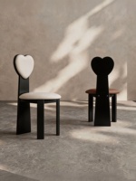 Chaise de salle à manger moderne en bois massif, style crème, design en forme de cœur, dossier rembourré, revêtement en cuir microfibre pour la salle à manger à domicile