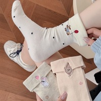 Chaussettes brodées mignonnes pour femmes avec des bords à volants, chaussettes mi-mollet pour femmes avec des motifs de lévriers et de papillons