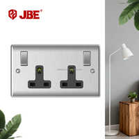 Interrupteur simple standard britannique 13A DP avec interrupteurs à bascule externes 250V en acier inoxydable à bords incurvés IP20 146x86mm pour maison et bureau