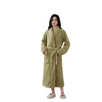 Peignoir long en polaire corail épaissie 300G, collection automne-hiver 2026, chaud et confortable pour la maison, idéal comme vêtement de nuit ou peignoir de bain.