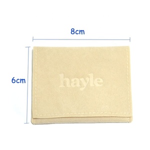 Pochette à bijoux en daim beige avec logo embossé personnalisé, enveloppe à rabat, emballage pour bijoux - Product Image 3
