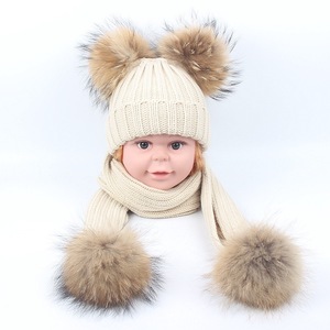 Coloré bébé mignon tricoté chapeau avec deux <span class=keywords><strong>pompons</strong></span> <span class=keywords><strong>de</strong></span> fourrure couleur unie tricoté bébé bonnet enfants Pom Pom chapeau avec écharpe ensemble - Product Image 5