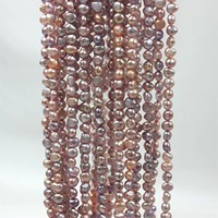 Collier de perles baroques d'eau douce violettes 5-6 mm, lustre double face, couleur uniforme et riche, légères imperfections intrinsèques, directement de l'usine
