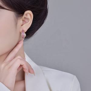 Boucles d'oreilles à clous géométriques en cuivre et zircon, design de niche, luxe léger, tendance, mode, simples, personnalisées pour femmes - Product Image 6