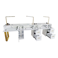 Table de manucure de luxe or et blanc, lampe de table pour salon de beauté, bureau de manucure triple, ensembles de tables et chaises de manucure personnalisés