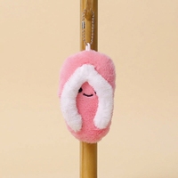 En gros, Mini pantoufle mignonne en peluche, pendentif porte-clés, poupée personnalisée, chaussure en peluche douce pour boutiques de cadeaux et prix de machines à griffes